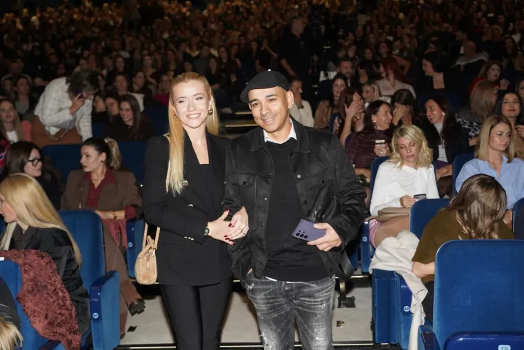 Elita u publici! Pogledajte koga je sve Emina okupila na svom spektakularnom koncertu