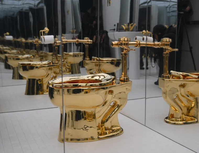 WC &scaron;koljka od 100 kilograma zlata prodana na dražbi: Otkriveno za koju cijenu