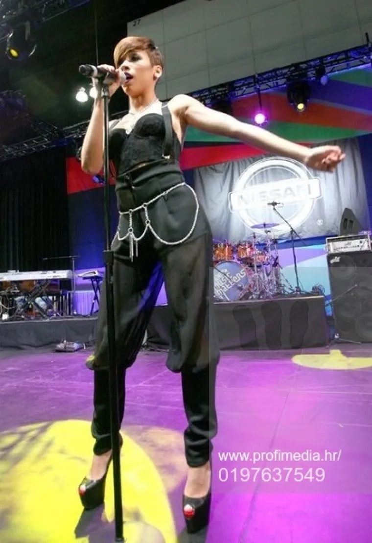 Slavna pjevačica na nezapamćenom udaru zbog detalja na sebi: 'Sramota, izgledaš kao prostitutka'