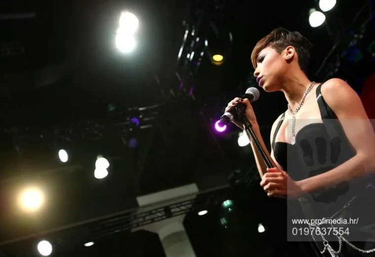 Slavna pjevačica na nezapamćenom udaru zbog detalja na sebi: 'Sramota, izgledaš kao prostitutka'