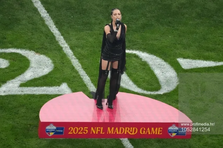 Slavna pjevačica na nezapamćenom udaru zbog detalja na sebi: 'Sramota, izgledaš kao prostitutka'