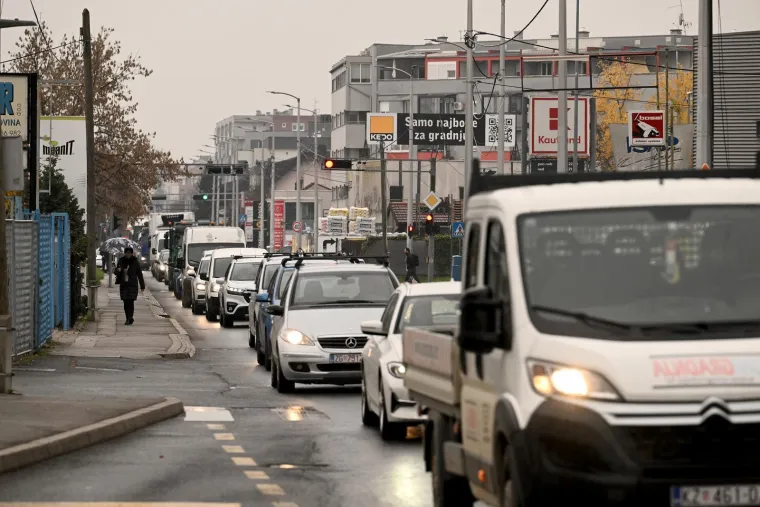 Kašnjenja, zastoji i tanki živci: U Zagrebu i dalje prometni kaos, ovako izgledaju ulice danas
