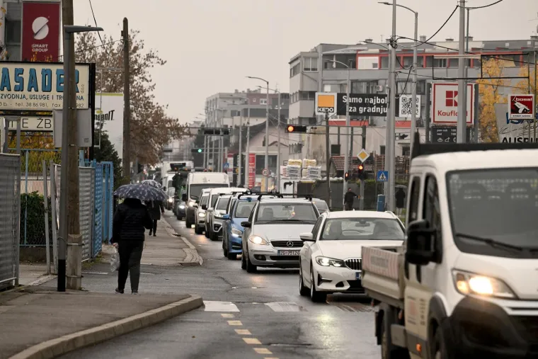 Kašnjenja, zastoji i tanki živci: U Zagrebu i dalje prometni kaos, ovako izgledaju ulice danas