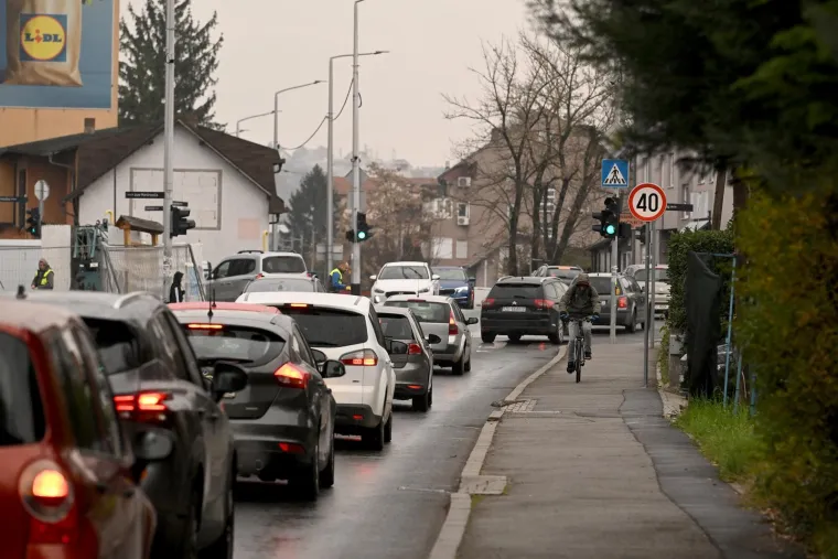 Kašnjenja, zastoji i tanki živci: U Zagrebu i dalje prometni kaos, ovako izgledaju ulice danas