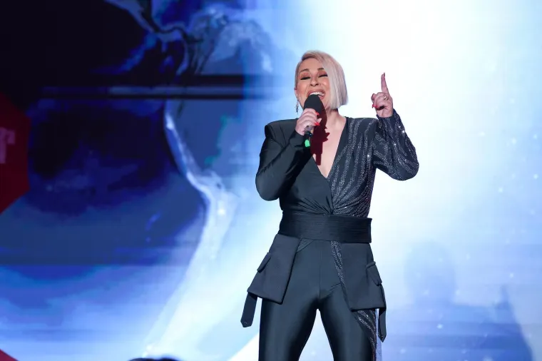 Sjećate li se kako je Indira izgledala s dugom smeđom kosom? Ne biste ju prepoznali