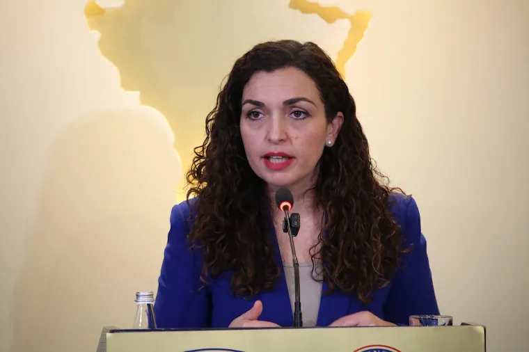 Predsjednica Kosova nikad ljep&scaron;a: Pogledajte njezine najupečatljivije kombinacije