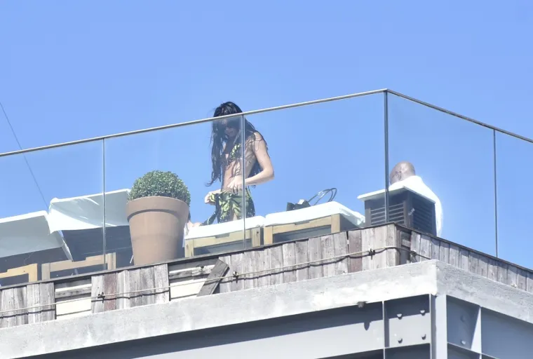 Dua Lipa pokazala pločice i vitku figuru kraj bazena