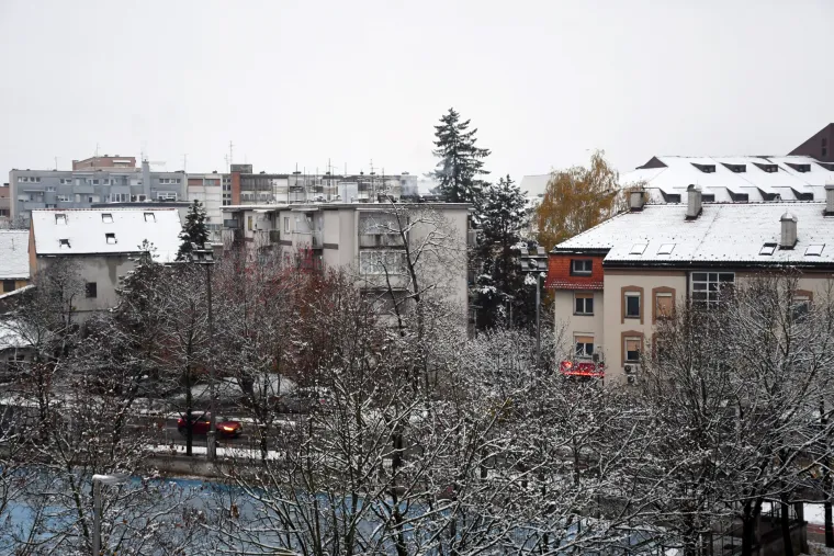 Sisak se probudio u snijegu! Ulice, krovovi i gradski parkovi pod bijelim prekrivačem