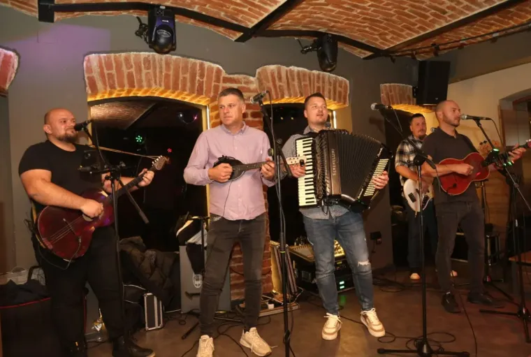 Tko kaže da je Međimurje tiho? Zgodne djevojke 'zapalile' plesni podij, stigli i tambura&scaron;i