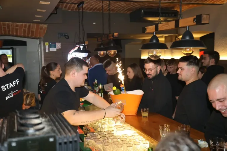 Tko kaže da je Međimurje tiho? Zgodne djevojke 'zapalile' plesni podij, stigli i tambura&scaron;i