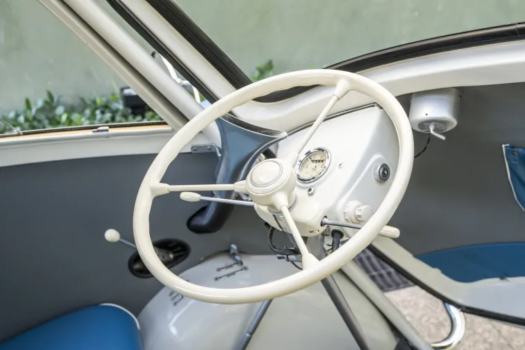 Ovaj slatki autić je prava zvijezda na cesti: Svima mami poglede, a cijena mu je pravi &scaron;ok