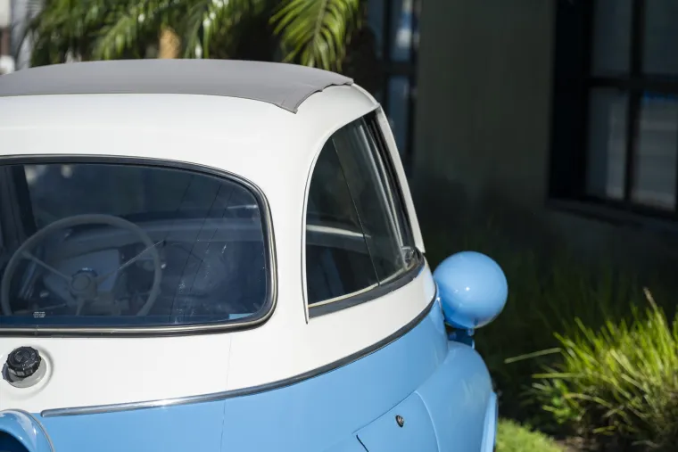 Ovaj slatki autić je prava zvijezda na cesti: Svima mami poglede, a cijena mu je pravi &scaron;ok