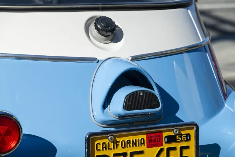 Ovaj slatki autić je prava zvijezda na cesti: Svima mami poglede, a cijena mu je pravi &scaron;ok