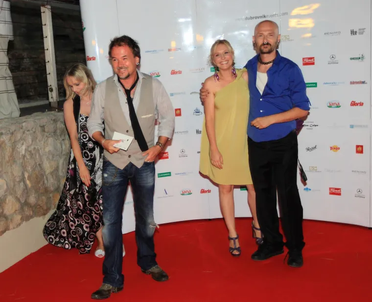 Tko je Gibonnijeva supruga? Zajedno su od djetinjstva, a na početku mu je ona plaćala račune