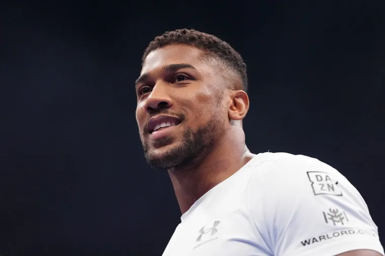 Anthony Joshua i YouTuber Jake Paul odradili bizarno sučeljavanje uoči kontroverznog meča