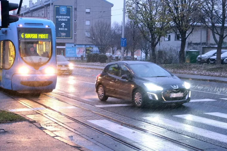 Zabijelilo se! Prvi snijeg diljem zemlje, vozači jutros imaju posla, na autocesti nestvarni prizor