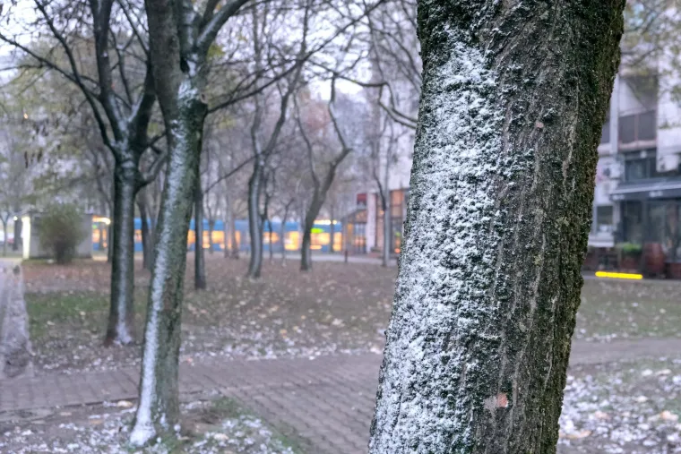 Zabijelilo se! Prvi snijeg diljem zemlje, vozači jutros imaju posla, na autocesti nestvarni prizor