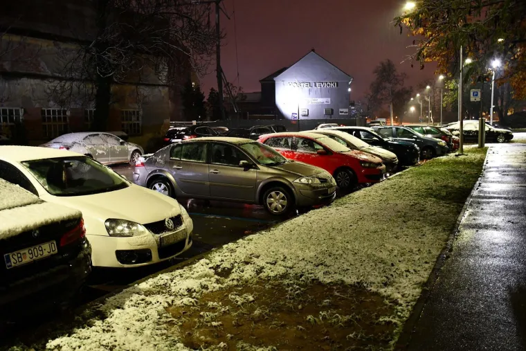 Zabijelilo se! Prvi snijeg diljem zemlje, vozači jutros imaju posla, na autocesti nestvarni prizor