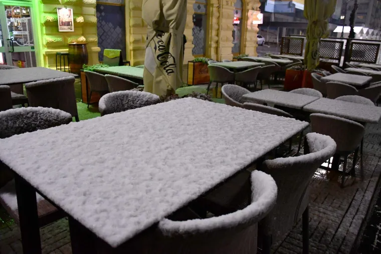 Zabijelilo se! Prvi snijeg diljem zemlje, vozači jutros imaju posla, na autocesti nestvarni prizor