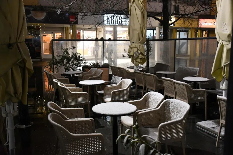 Zabijelilo se! Prvi snijeg diljem zemlje, vozači jutros imaju posla, na autocesti nestvarni prizor