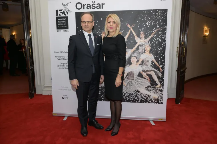 Glumci, političari i supruge, diplomacija: Pogledajte tko je sve bio na premijeri kultnog Orašara