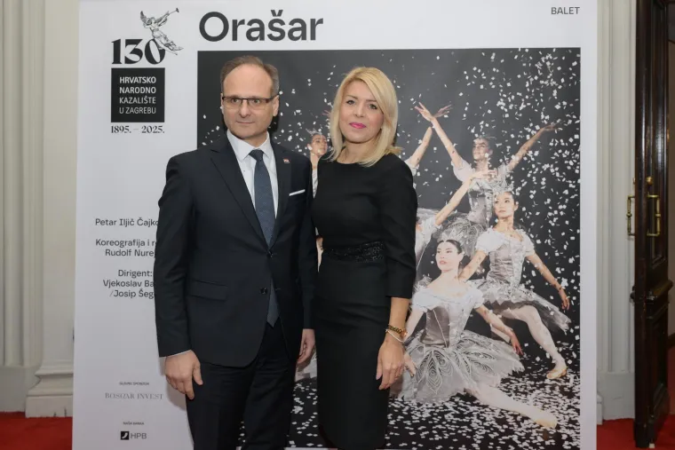 Glumci, političari i supruge, diplomacija: Pogledajte tko je sve bio na premijeri kultnog Orašara