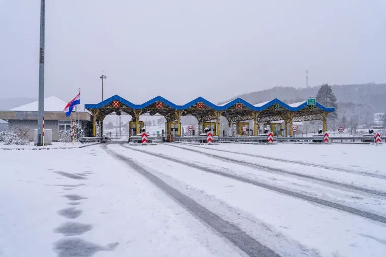 Zabijelilo se! Prvi snijeg diljem zemlje, vozači jutros imaju posla, na autocesti nestvarni prizor