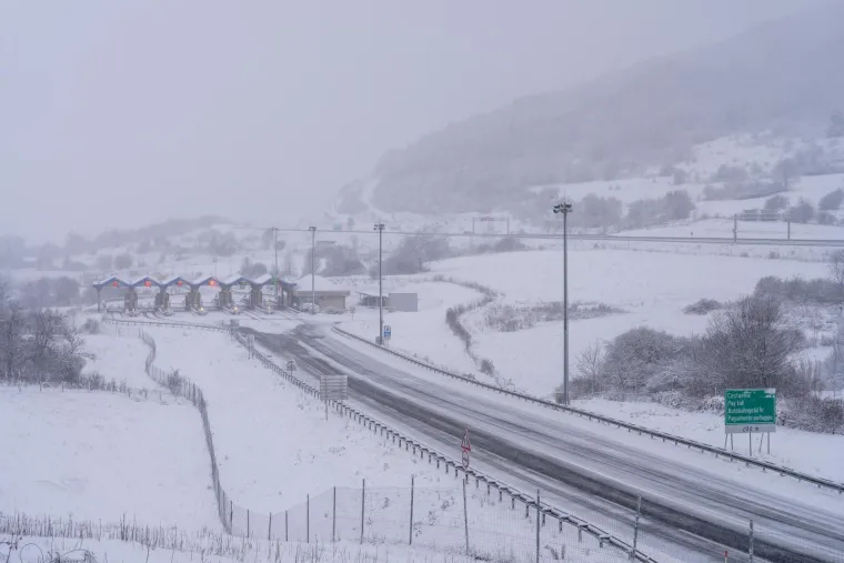 Zabijelilo se! Prvi snijeg diljem zemlje, vozači jutros imaju posla, na autocesti nestvarni prizor