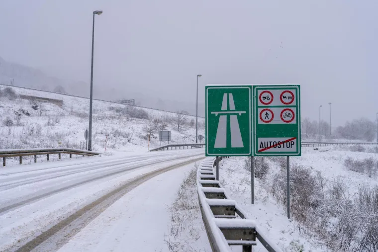 Zabijelilo se! Prvi snijeg diljem zemlje, vozači jutros imaju posla, na autocesti nestvarni prizor