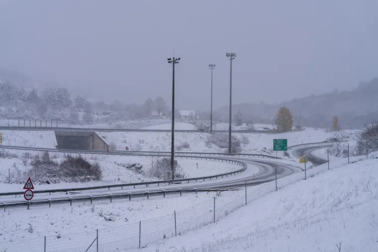Zabijelilo se! Prvi snijeg diljem zemlje, vozači jutros imaju posla, na autocesti nestvarni prizor