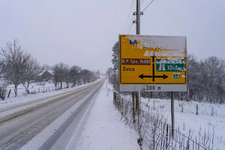 Zabijelilo se! Prvi snijeg diljem zemlje, vozači jutros imaju posla, na autocesti nestvarni prizor