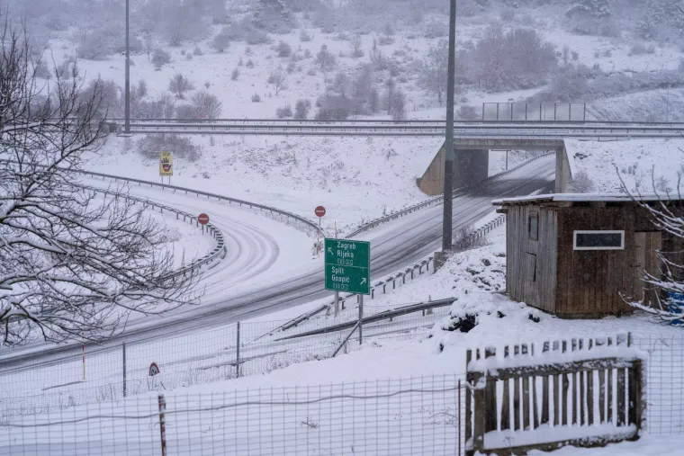 Zabijelilo se! Prvi snijeg diljem zemlje, vozači jutros imaju posla, na autocesti nestvarni prizor