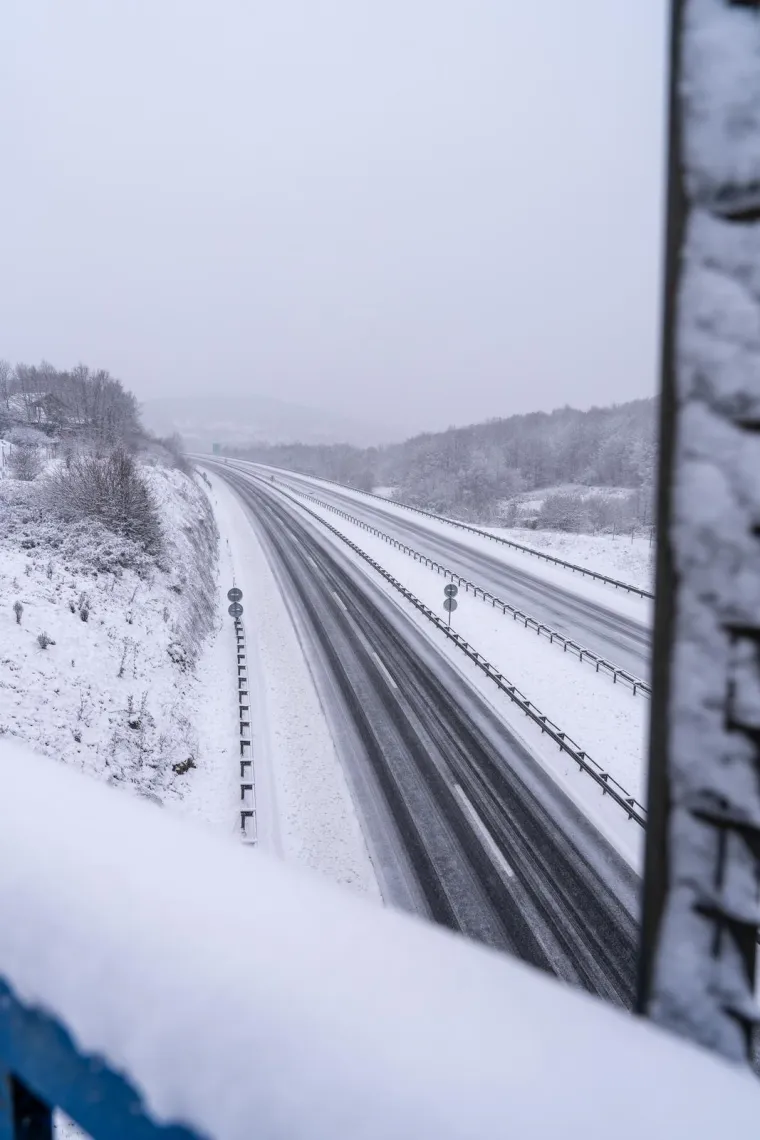 Zabijelilo se! Prvi snijeg diljem zemlje, vozači jutros imaju posla, na autocesti nestvarni prizor
