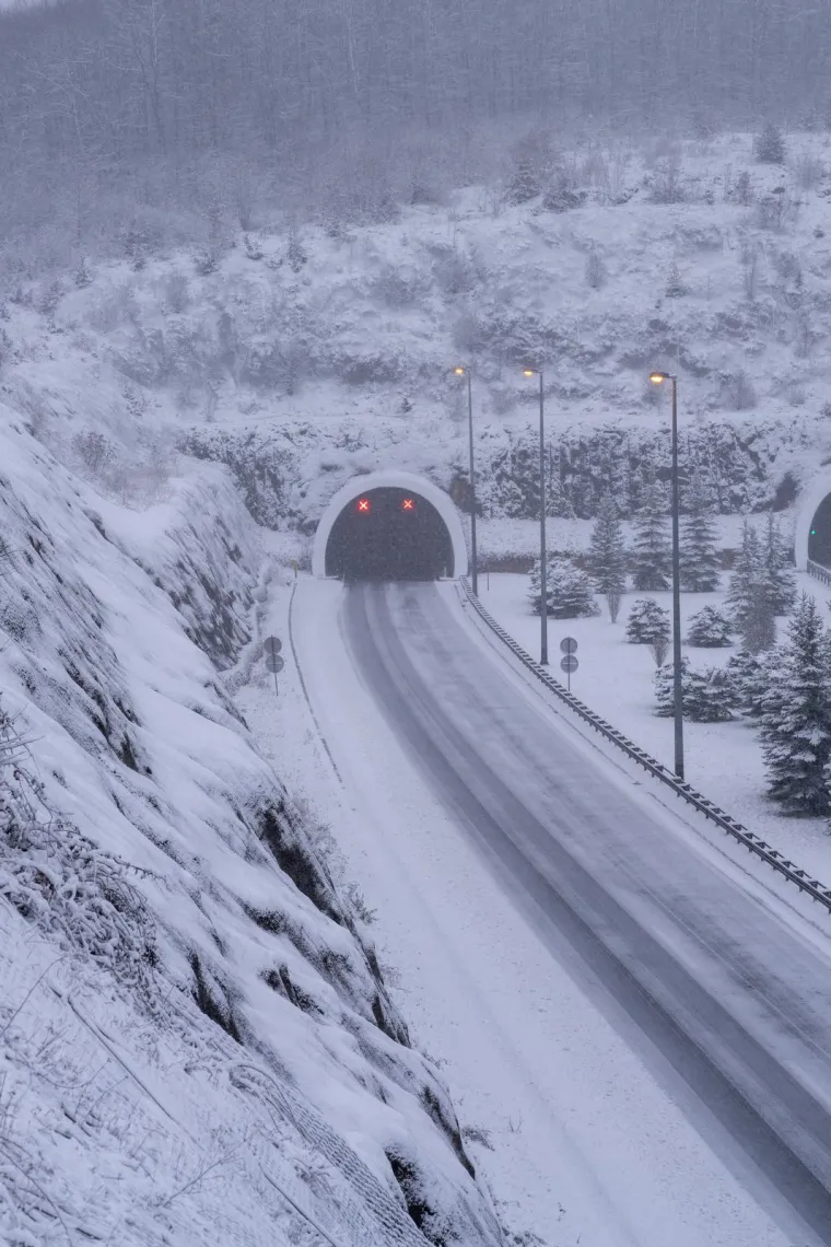 Zabijelilo se! Prvi snijeg diljem zemlje, vozači jutros imaju posla, na autocesti nestvarni prizor