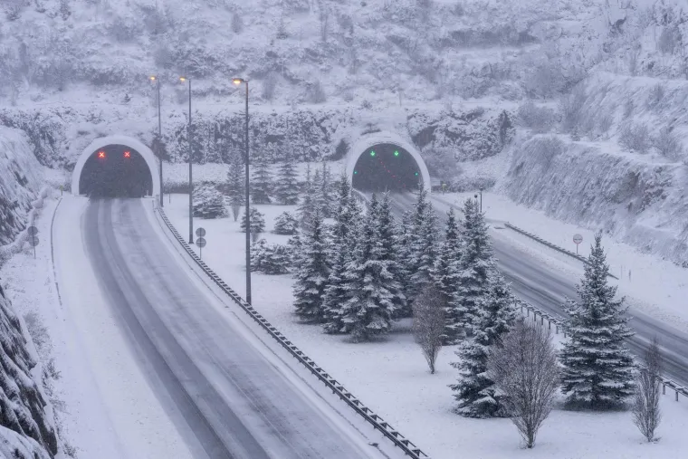 Zabijelilo se! Prvi snijeg diljem zemlje, vozači jutros imaju posla, na autocesti nestvarni prizor
