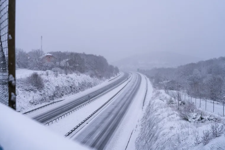 Zabijelilo se! Prvi snijeg diljem zemlje, vozači jutros imaju posla, na autocesti nestvarni prizor
