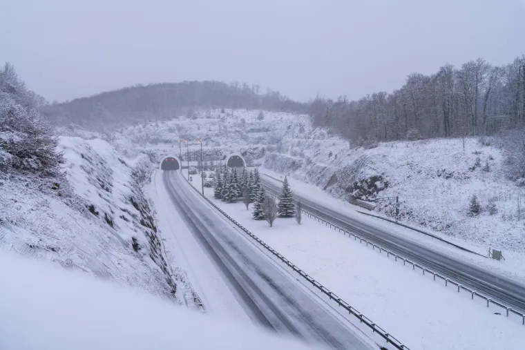 Zabijelilo se! Prvi snijeg diljem zemlje, vozači jutros imaju posla, na autocesti nestvarni prizor