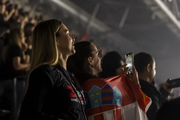 Thompson u Osijeku: Gradski vrt gorio, publika pjevala uglas - evo kako je to izgledalo