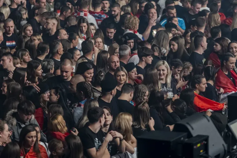 Thompson u Osijeku: Gradski vrt gorio, publika pjevala uglas - evo kako je to izgledalo