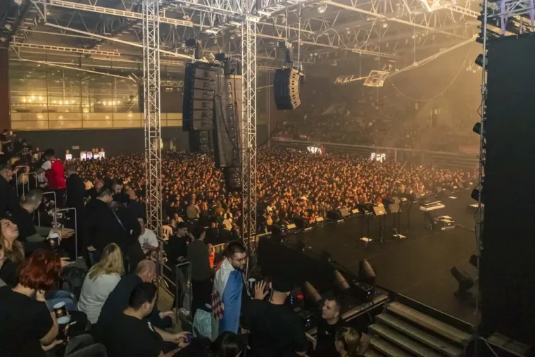 Thompson u Osijeku: Gradski vrt gorio, publika pjevala uglas - evo kako je to izgledalo