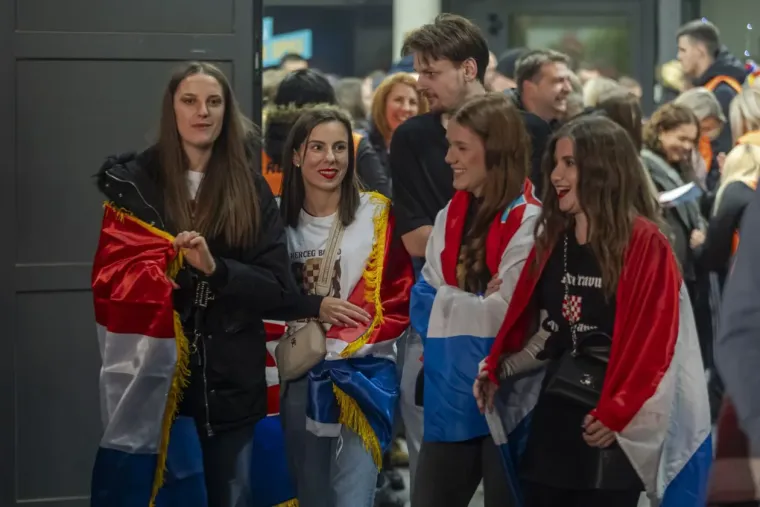 Thompson u Osijeku: Gradski vrt gorio, publika pjevala uglas - evo kako je to izgledalo