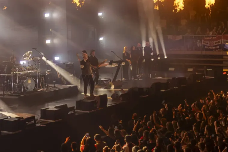 Thompson u Osijeku: Gradski vrt gorio, publika pjevala uglas - evo kako je to izgledalo