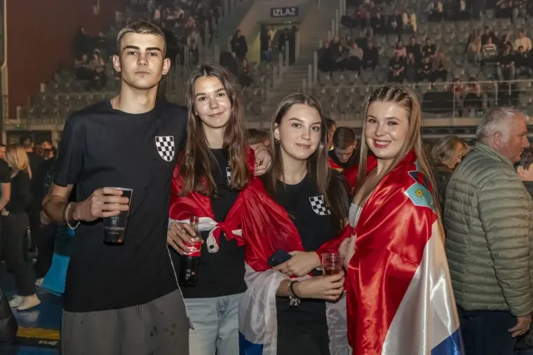 Thompson u Osijeku: Gradski vrt gorio, publika pjevala uglas - evo kako je to izgledalo