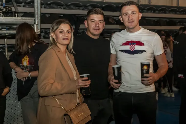 Thompson u Osijeku: Gradski vrt gorio, publika pjevala uglas - evo kako je to izgledalo