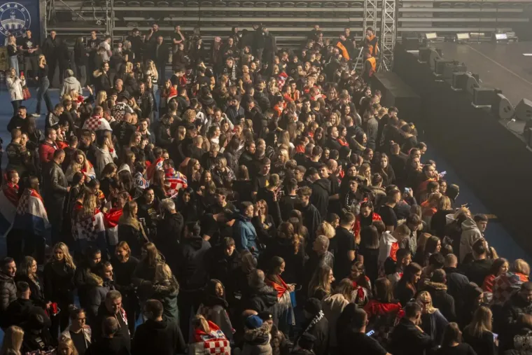 Thompson u Osijeku: Gradski vrt gorio, publika pjevala uglas - evo kako je to izgledalo