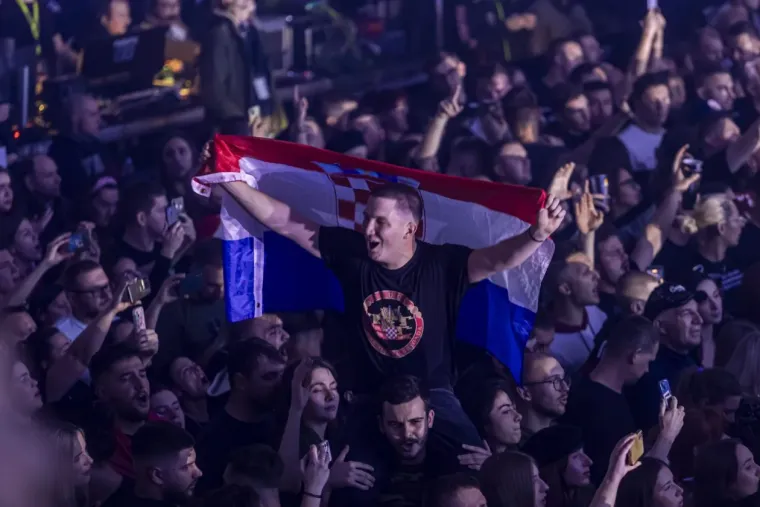 Thompson u Osijeku: Gradski vrt gorio, publika pjevala uglas - evo kako je to izgledalo