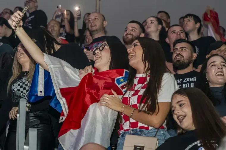 Thompson u Osijeku: Gradski vrt gorio, publika pjevala uglas - evo kako je to izgledalo