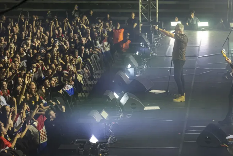 Thompson u Osijeku: Gradski vrt gorio, publika pjevala uglas - evo kako je to izgledalo