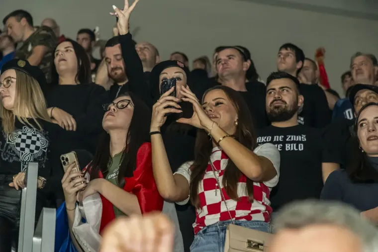 Thompson u Osijeku: Gradski vrt gorio, publika pjevala uglas - evo kako je to izgledalo