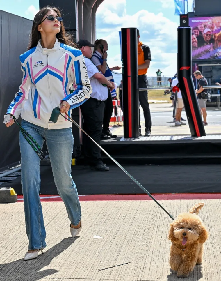 One podižu temperaturu u Formuli 1! Ovo su moćne žene vozača za kojima se okreću svi u gridu